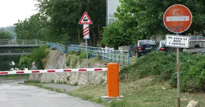 Бариери спират колите по крайбрежната алея