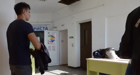 Две бюра са поставени в коридора, наречен фоайе, за да се подреждат материалите за презентациите.