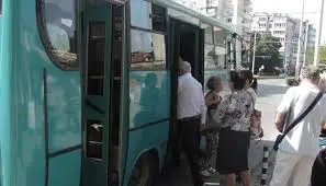 Шофьор на издъхнал насред път автобус праща пътниците да хващат баира