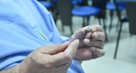 Портът /вдясно/ е с големината на орех и щади вените от бодене с игли.  Снимка: УМБАЛ &bdquo;Канев&ldquo;