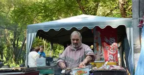 Панаирът помири религиите с румънски църковни свещи и синьото око на Аллах