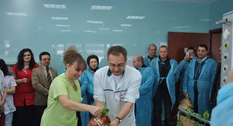 Ст.акушерка Галя Добринова изми ръцете на началника на АГ комплекса д-р Георги Хубчев и на най-младите и на най-опитните лекари.                                               Снимка: Красимир СТОЯНОВ