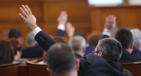 На първо четене: Машинно гласуване в минимум хиляда секции
