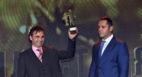 Росен Даскалов ликува с наградата. Снимка: Николай ВАРАДИНОВ