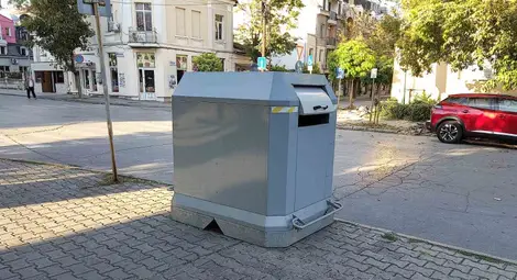 Контейнери задръстиха тротоари и улици