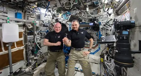 Скот Кели и Михаил Корниенко се върнаха заедно на Земята след 340 дни в орбита
