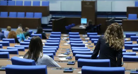 Гласуват удължаването на срока на личните документи