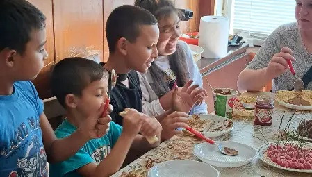 Малки сладкари от Долна Студена майсториха черешки и скалички /галерия/