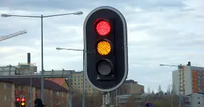 Преминаване на червен и жълт светофар влезе в съда