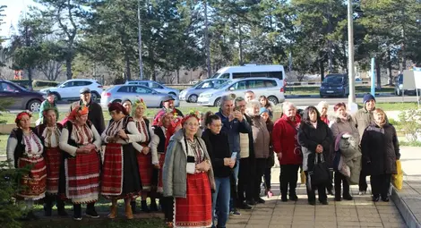 Иваново празнува имен ден с хоро и къпане на Царя на коледарите утре. Празникът започва точно в 12.00 часа пред Общината Иваново празнува имен ден с хоро и къпане на Царя на коледарите утре. Празникът започва точно в 12.00 часа пред Общината