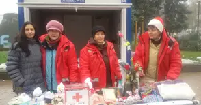 Коледен базар на БЧК събира пари за болни деца