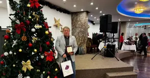 Директорът на гимназия „Буров“ с награда на учителския синдикат