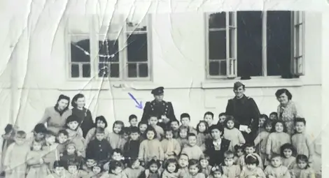 Жори в детската градина, гордо застанал пред българския офицер (стрелката!)