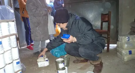 399 души от община Ценово ще получат хранителни помощи по програма на ЕС, чието раздаване започна вчера. Доволни сме, продукте помагат на семейния бюджет, коментира Мария Николова, майка на две малки деца.          Снимка: Община Ценово