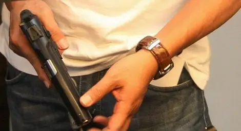 Свалиха от автобус мъж с пневматичен пистолет и ножове