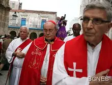 В нощта на Възкресението духовниците са в червено