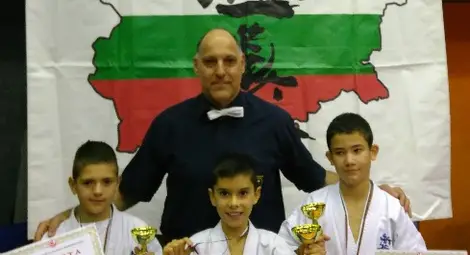 Злато, сребро и бронз за младите каратисти на „Русе“ Злато, сребро и бронз за младите каратисти на „Русе“