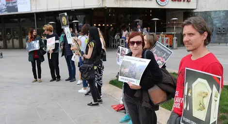 12 вегани се събраха на "Веган прайд парад" в София