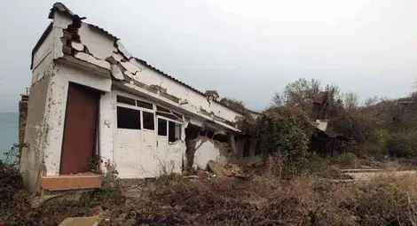 Брегът на "Трифон Зарезан" се свлича с по 1 см на ден към морето /галерия/