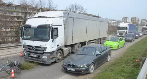 Ударен от тир се бори за живота си в болница