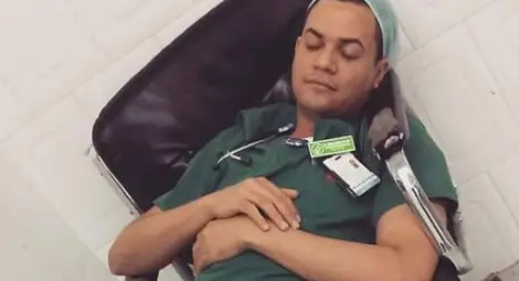 Блогър снима заспала лекарка и я оплю, отговорът бе съкрушаващ (СНИМКИ)