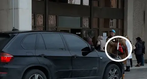 ВМРО: Що за наглост е да си паркираш  скъпата кола на плочките пред общината