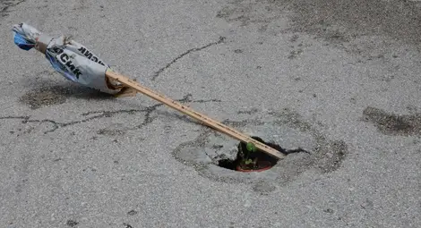 Клон и саксия пазят от дупка в &bdquo;Здравец Изток&ldquo;