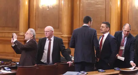 Разгорещени дебати за F-16 в пленарна зала