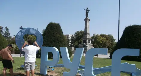 Грамадни букви РУСЕ от вчера украсяват градската градина