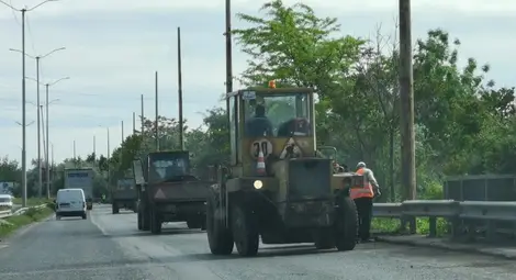 Чистят натрупаните от тираджии сметища по булевард &bdquo;България&ldquo;