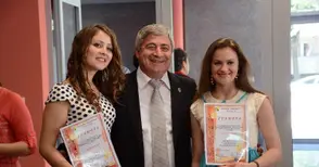 Две молдовки пълни отличнички на университета