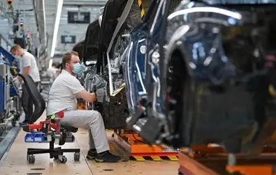 Германската автомобилна индустрия в понеделник намали прогнозата си за растеж на производството през тази година, тъй като производителите се борят с прекъсванията на веригата на доставки. СНИМКА: РОЙТЕРС