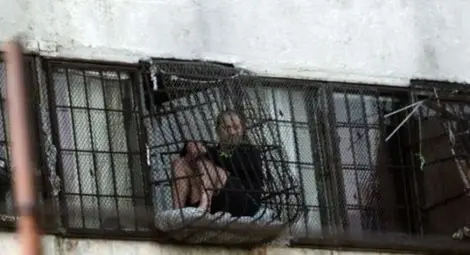 Затворник разби сърцето на жена и я обра