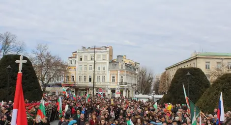 С почетен караул и молебен Русе отбеляза Трети март