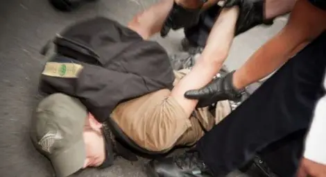 Полицай преби две момчета на пътя Полицай преби две момчета на пътя