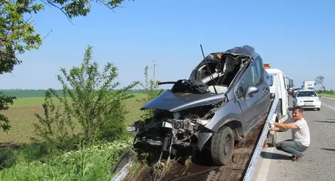 Млада жена загина при зверски удар, животът на мъжа й виси на косъм