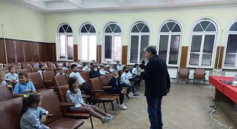 Деца посрещнаха Димитър Петров с възгласи: Жив писател!