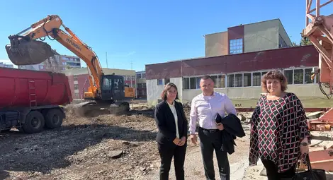 Започна строежът на новия корпус на второто по големина училище в страната - „Васил Левски“ в Русе Започна строежът на новия корпус на второто по големина училище в страната - „Васил Левски“ в Русе