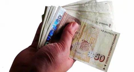 Непълнолетен върнал заем с нарисувани столевки 