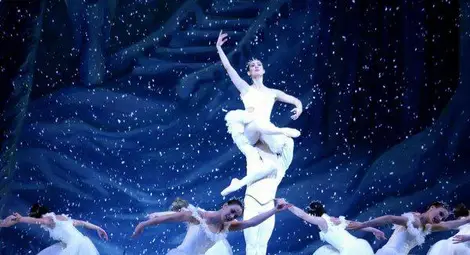 Дядо Коледа излиза на сцената  на финала на &bdquo;Лешникотрошачката&ldquo;