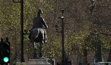 Гол авантюрист стъпи на главата на Херцога на Кеймбридж Гол авантюрист стъпи на главата на Херцога на Кеймбридж