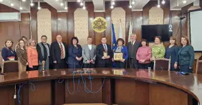 Два учителски синдиката се разгневиха, Община Русе се извини и поправи грешката