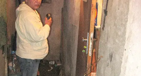 Счупена тръба от години наводнява жилищен блок