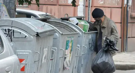 Доброволци от БЧК обхождат местата с бездомници