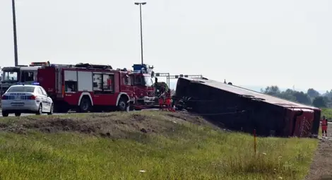 Шофьорът на преобърналия се автобус в Хърватия е заспал зад волана