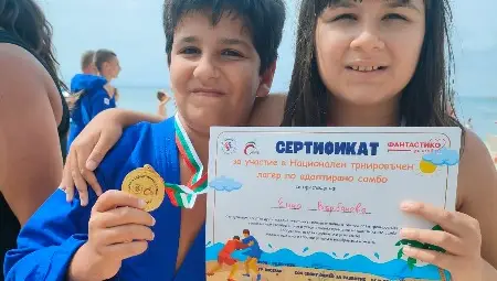 Тренировъчен спортен летен лагер учи деца със специални потребности на дисциплина на брега на морето Тренировъчен спортен летен лагер учи деца със специални потребности на дисциплина на брега на морето