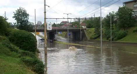 Над 100 сигнала за наводнени улици и сгради след края на бурята