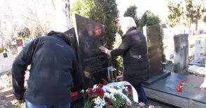 Майката на офицерски кандидат Антон Петров: На този ден сме си дали дума, че докато сме на крака и можем, ще бъдем тук