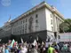 Поддръжници на лева се събраха пред сградата на Народното събрание