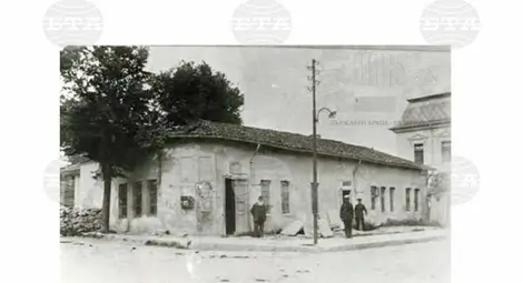 На 19 март 1922 г се основава Разградското археологическо дружество с председател Анание Явашов. На снимката - А. Явашов пред първата сграда на дружеството. Снимка: Държавен архив - Разград